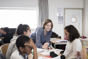 Photo d'une enseignante avec des élèves dans une salle de classe | Crédit : MENESR/Xavier Schwebel