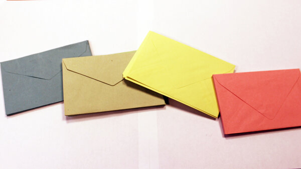 Photo "élections" (enveloppes superposées) | crédit : Myriam Lakraa